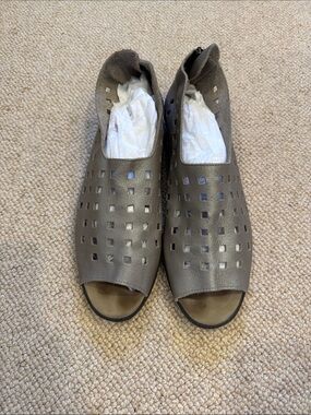 Arche Women's metallic Taupe Perforated Leather Open-Toe zip loafers size 41 s